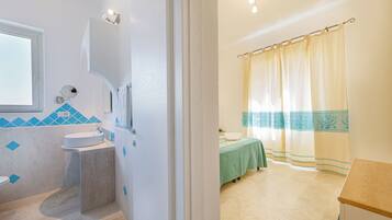 Doppel- oder Zweibettzimmer, Poolblick | Betten mit Memory-Foam-Matratzen, Minibar, Zimmersafe, Schreibtisch