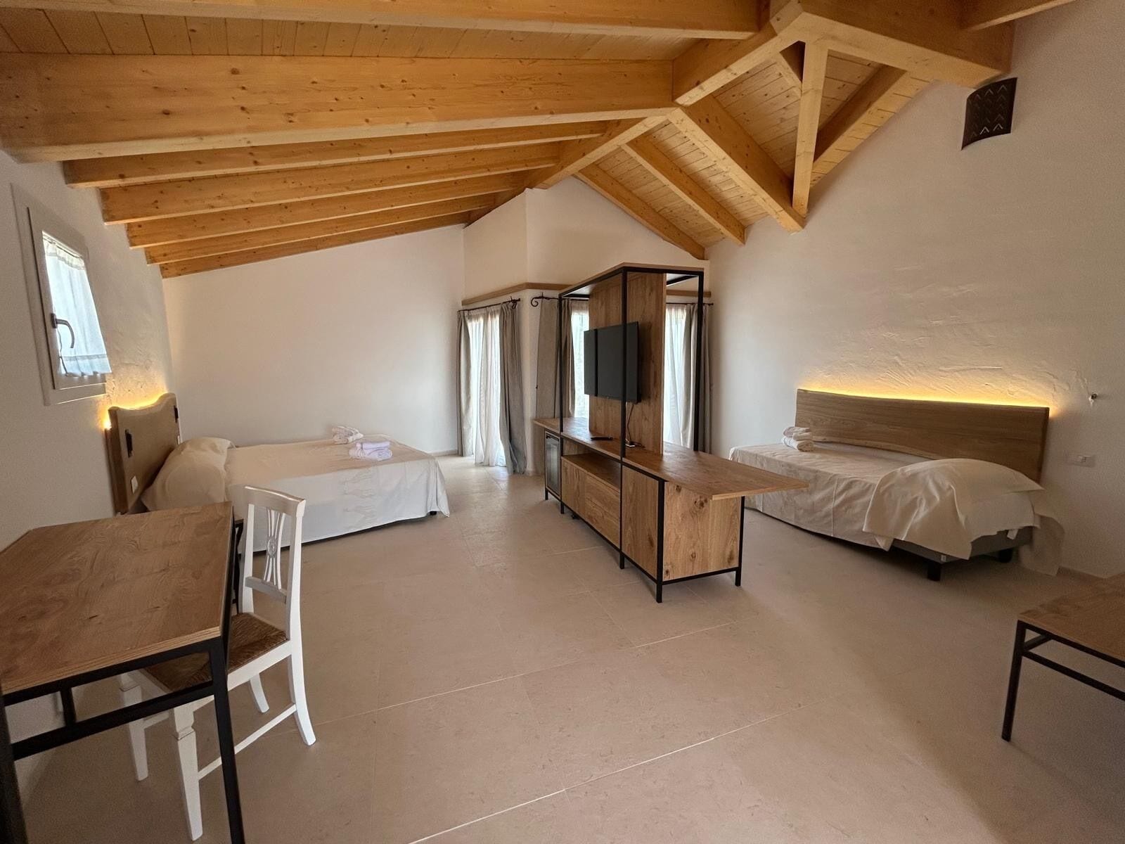 Firemannsrom – deluxe, balkong, hageutsikt | Memory foam-senger, minibar, safe på rommet og skrivebord