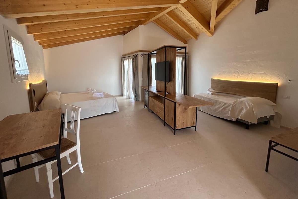 デラックス 4 人部屋 バルコニー ガーデンビュー | 低反発ベッド、ミニバー、セーフティボックス (室内)、デスク