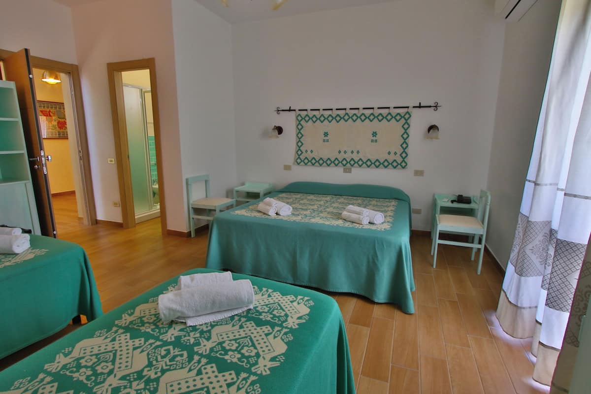 Memory foam-senger, minibar, safe på rommet og skrivebord