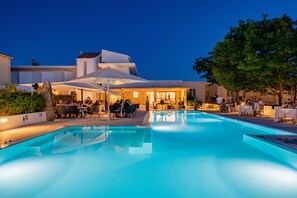 Piscine extérieure, chaises longues