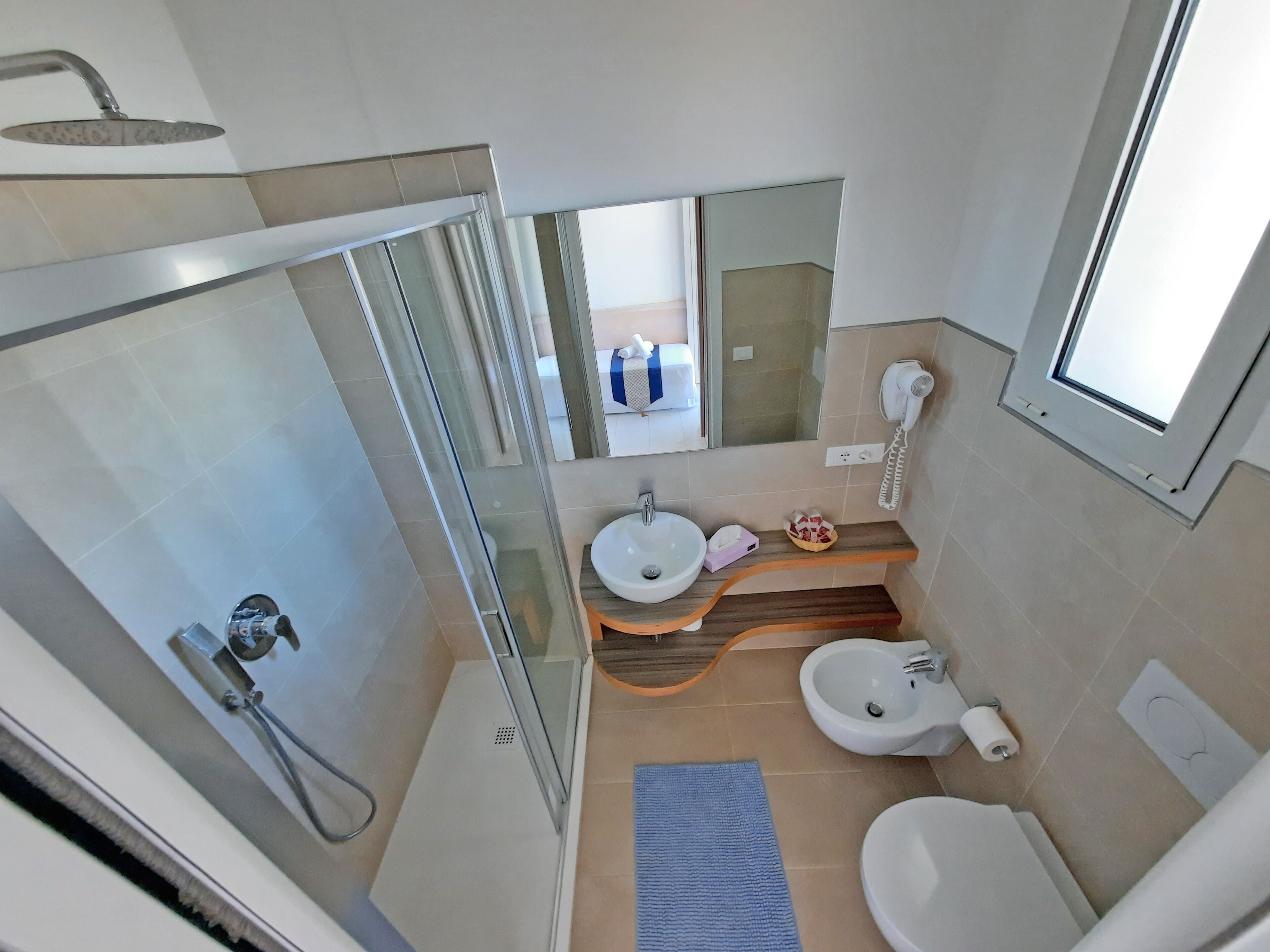 single room, partial sea view | bathroom | free toiletries, hair dryer, bidet, towels