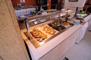 A buffet with various pastries and fruits. - Hotel Margherita (Jesolo)