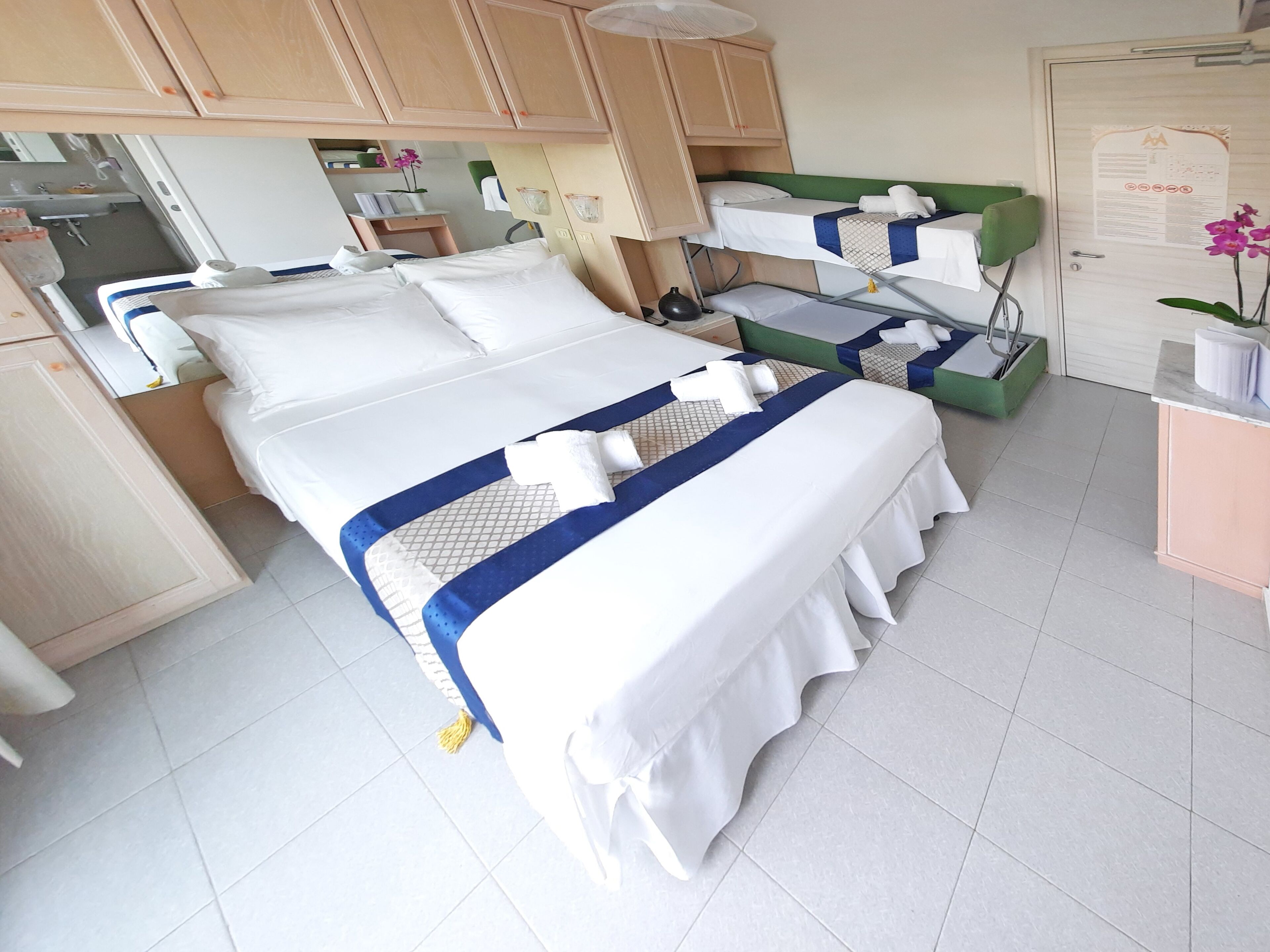 quadruple room | in-room safe, desk, free wifi, bed sheets