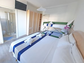 Chambre Quadruple | Coffres-forts dans les chambres, bureau, Wi-Fi gratuit, draps fournis