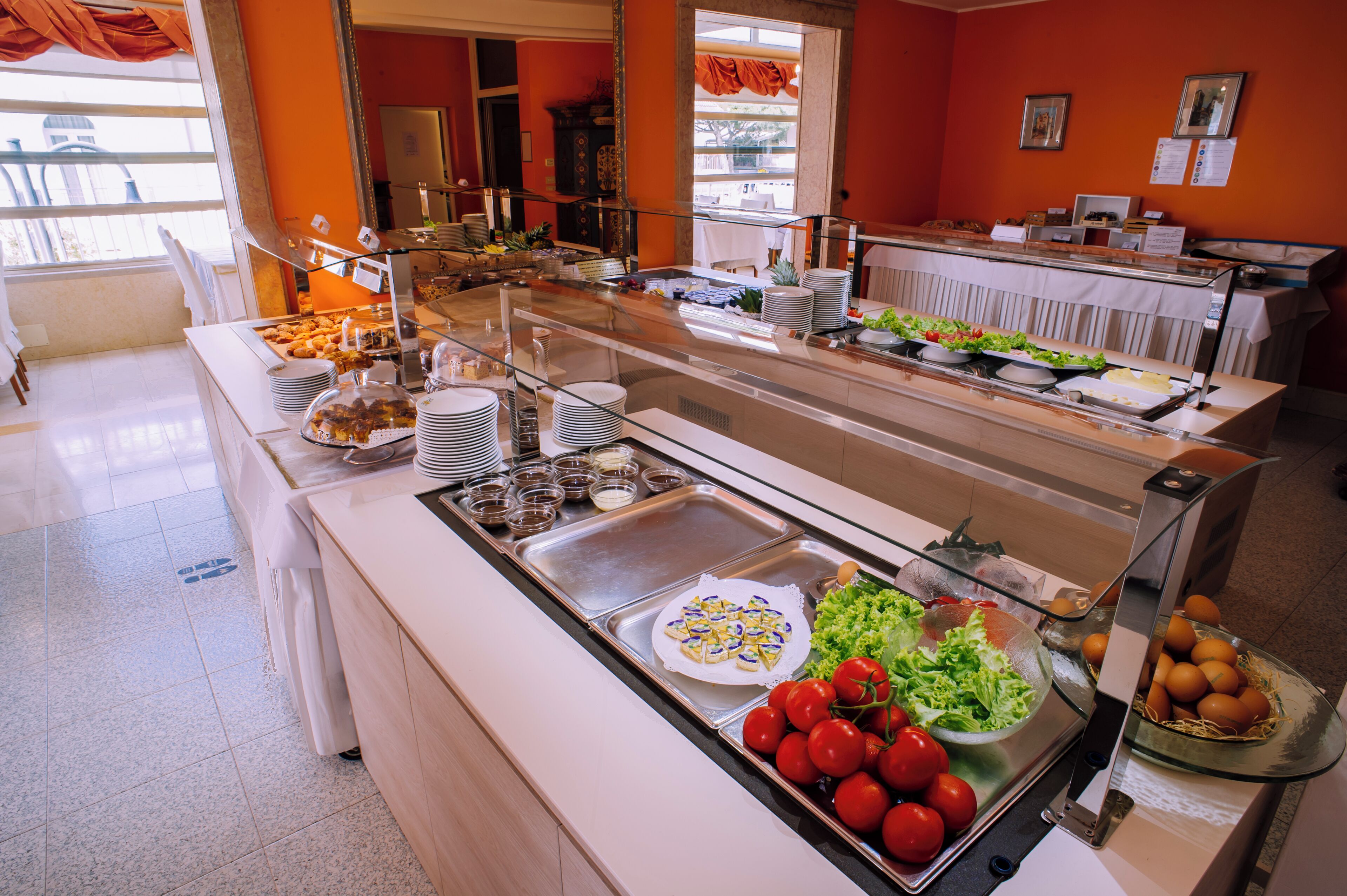 Ein Buffet mit verschiedenen Speisen und einer Glasvitrine.