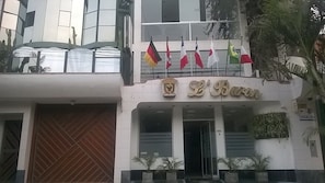 Property entrance - Casa Hotel Jockey Plaza Mall (Lima)