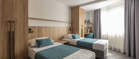 Minibar, coffres-forts dans les chambres, bureau