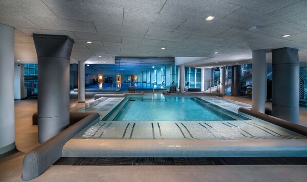 Outdoor pool, open 9 AM to 9 PM, pool loungers