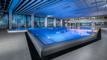Utomhuspool med öppettider 09.00 till 21.00, och solstolar