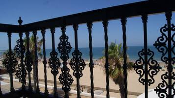 Habitación doble superior, baño privado, vistas al mar | Minibar, caja fuerte, decoración individual y mobiliario individual