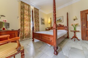 스탠다드 더블룸 또는 트윈룸 | 미니바, 객실 내 금고, 각각 다른 스타일의 인테리어, 각각 다르게 가구 비치