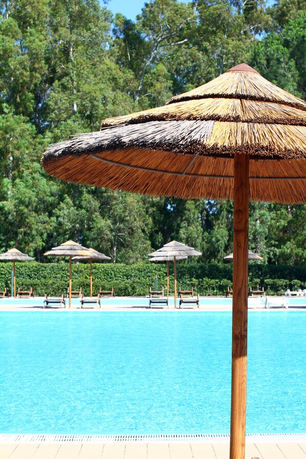 3 buitenzwembaden, parasols bij het zwembad en ligstoelen