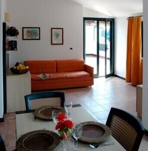 Leilighet – standard, 2 soverom | Oppholdsrom | TV