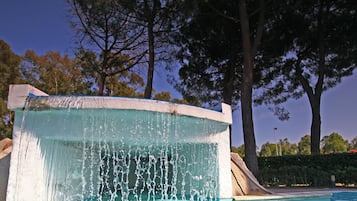 3 piscine all'aperto, ombrelloni da piscina, lettini