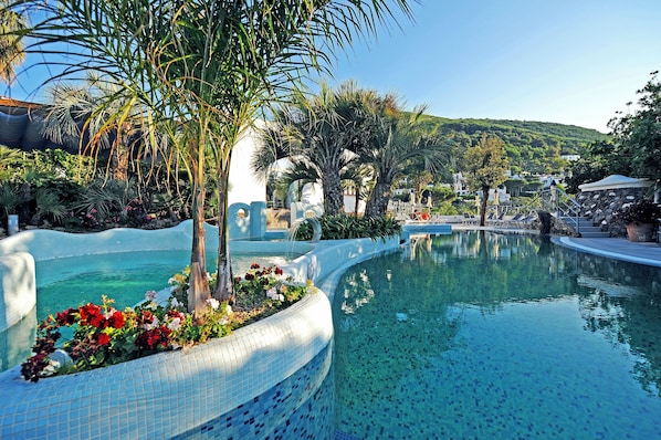 4 outdoor pools, open 9:00 AM to 7:30 PM, pool umbrellas, pool loungers