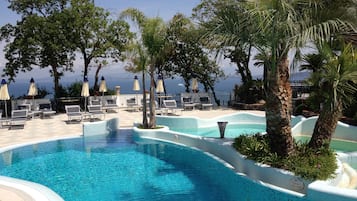 4 outdoor pools, open 9:00 AM to 7:30 PM, pool umbrellas, pool loungers