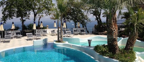 4 piscines extérieures, parasols de plage, chaises longues