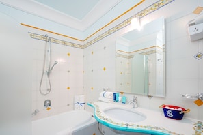 Hair dryer, slippers, bidet, towels - Hotel Myage (Casamicciola Terme)