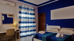 Un dormitorio con una cama, un escritorio y una silla.