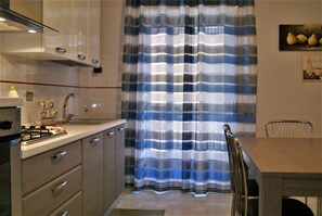 Comfort Apartment, 2 Bedrooms, Balcony, City View | Private kitchen | Stovetop, cookware/dishes/utensils - Bed & Breakfast Oleaster (Bolognetta)