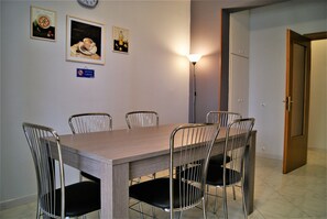 Appartement Confort, 2 chambres, balcon, vue ville | Restauration dans la chambre