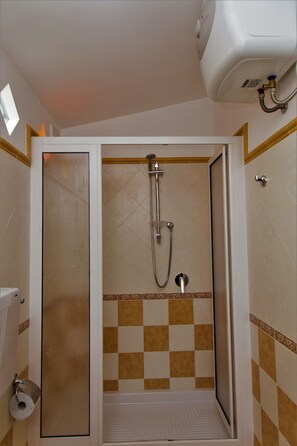 Design Double or Twin Room, 1 Queen Bed, Ensuite, Mountain View | Bathroom shower