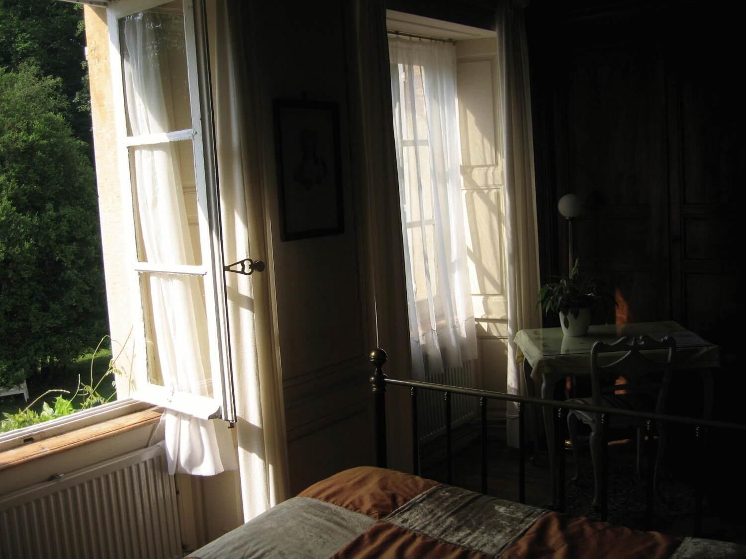 individually decorated, desk, cots/infant beds, rollaway beds