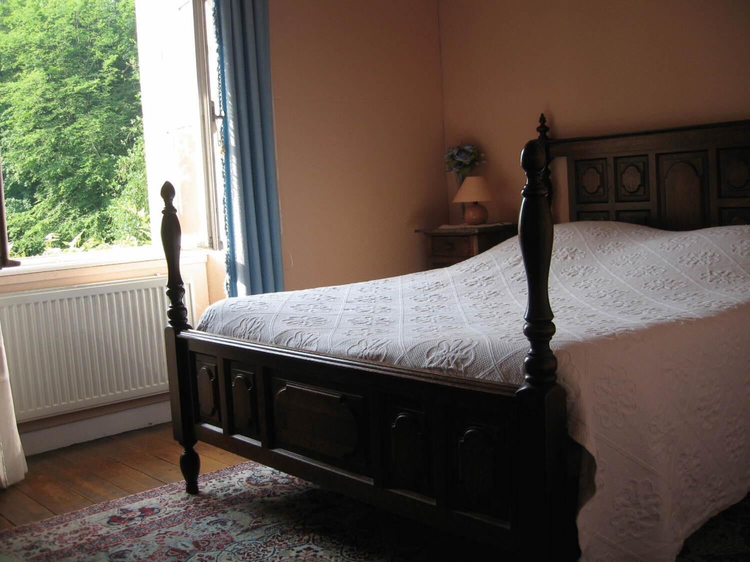 individually decorated, desk, cots/infant beds, rollaway beds