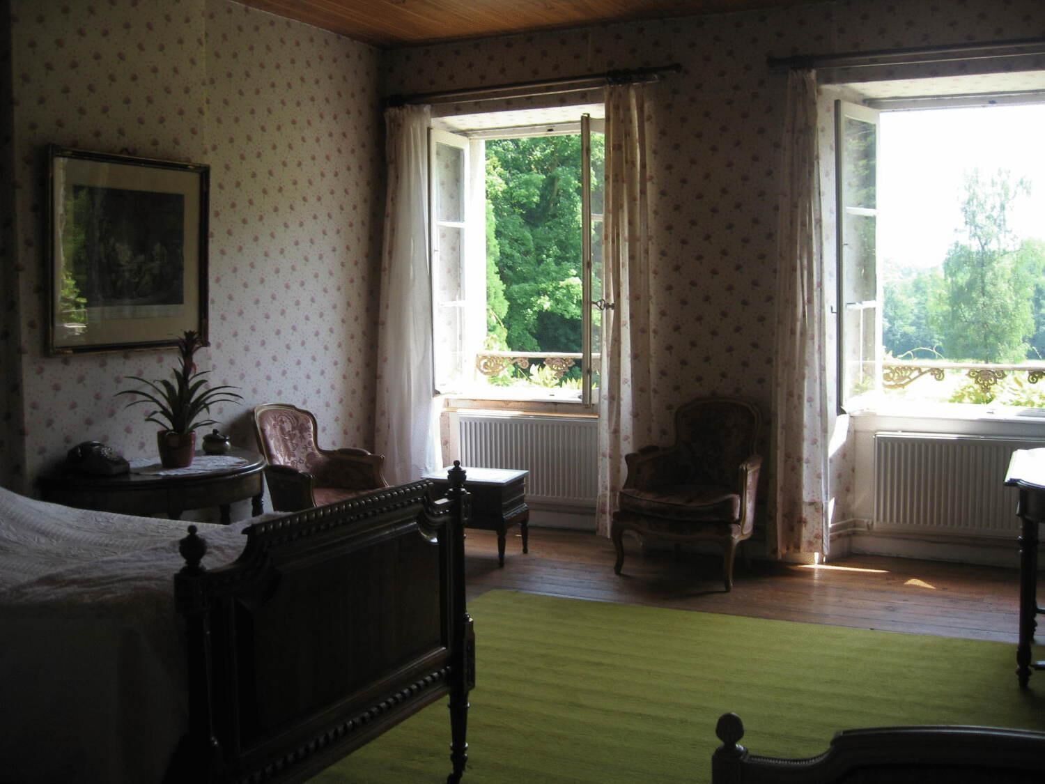 individually decorated, desk, cots/infant beds, rollaway beds