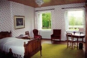 Double Room | Individually decorated, desk, cots/infant beds, rollaway beds