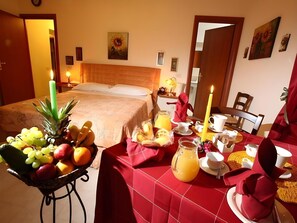 Escritorio, tabla de planchar con plancha, cunas y wifi gratis 