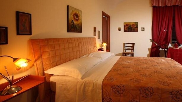 Desk, iron/ironing board (on request), cribs/infant beds, WiFi (free) - Cappuccino (Rome)