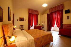 Escritorio, tabla de planchar con plancha, cunas y wifi gratis 