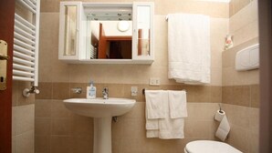 Shower, rainfall showerhead, free toiletries, hair dryer - Cappuccino (Rome)