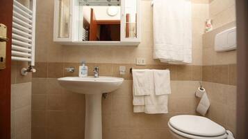 Shower, rainfall showerhead, free toiletries, hair dryer