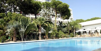 2 outdoor pools, sun loungers