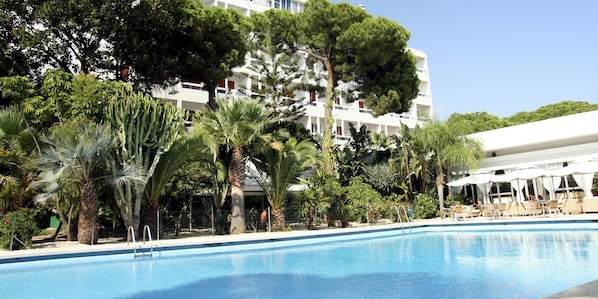 2 piscines extérieures, chaises longues
