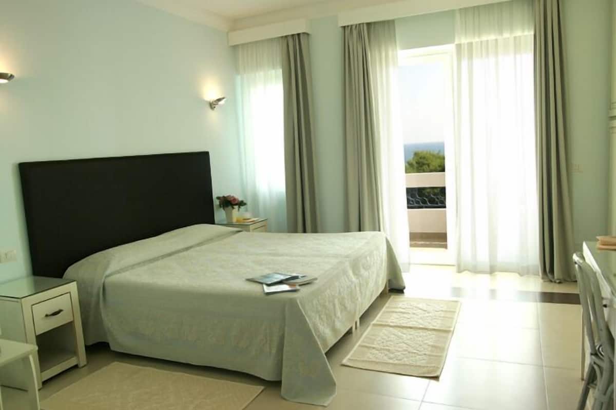 Minibar, desk, free WiFi, bed sheets