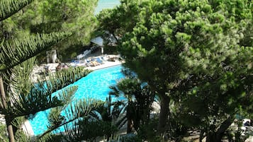 2 piscines extérieures, chaises longues