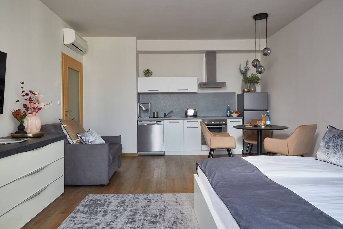 Studio apartment | セーフティボックス (室内)、遮光カーテン、アイロン / アイロン台、ベビーベッド (無料)