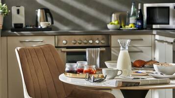 Un plateau de petit-déjeuner avec de la nourriture et des boissons, posé sur une table dans une cuisine moderne.