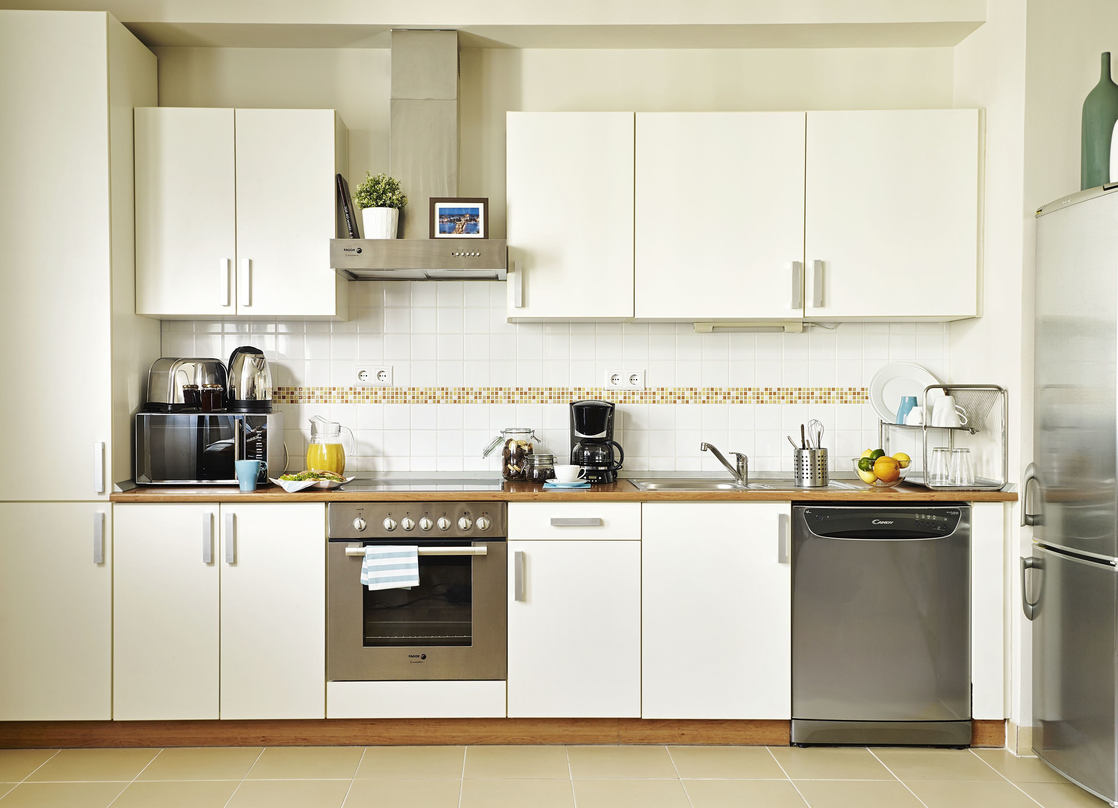 Refrigerador con congelador, microondas, horno y parrilla de estufa 