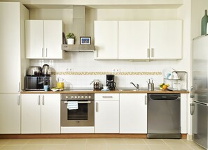 Geladeira grande, micro-ondas, fogão, cooktop