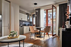 Deluxe Διαμέρισμα, 1 Υπνοδωμάτιο | Ιδιωτική κουζίνα | Βραστήρας για καφέ/τσάι, ψυγείο κανονικού μεγέθους, φούρνος μικροκυμάτων