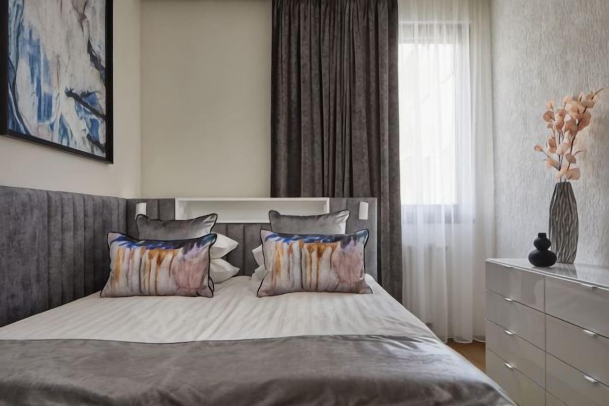 Cofres nos quartos, cortinas blackout, ferros/tábuas de passar roupa