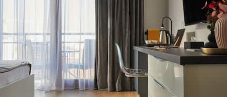 Studio apartment | 1 kamar tidur, brankas, didekorasi berbeda-beda, dan tirai kedap cahaya