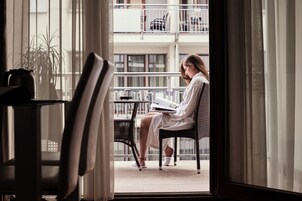 Χρηματοκιβώτιο στο δωμάτιο, μοναδική διακόσμηση, κουρτίνες συσκότισης 