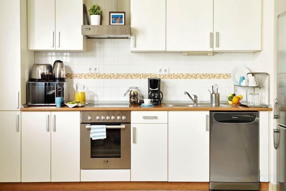 Private kitchen | Coffee/tea maker, full-size fridge, microwave, oven