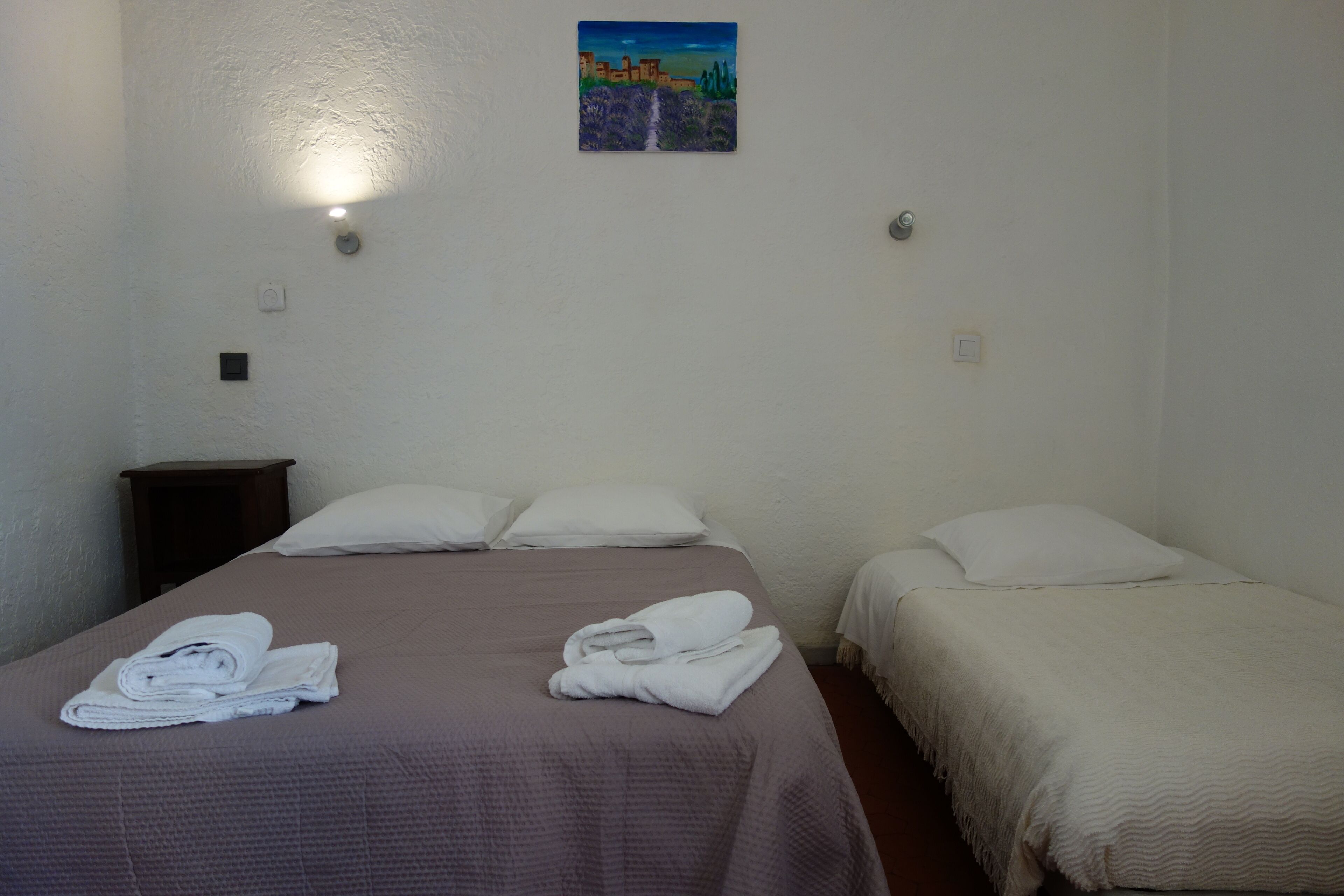 Verdunkelungsvorhänge, schallisolierte Zimmer, Bügeleisen/Bügelbrett